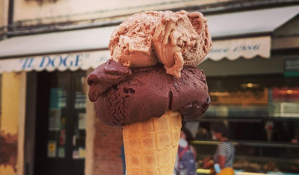 Delizioso cono gelato a San Gimignano
